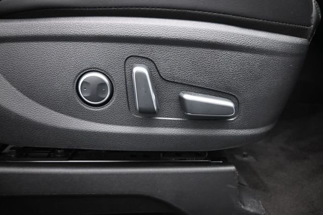 Used 2025 White Hyundai SEL image 27