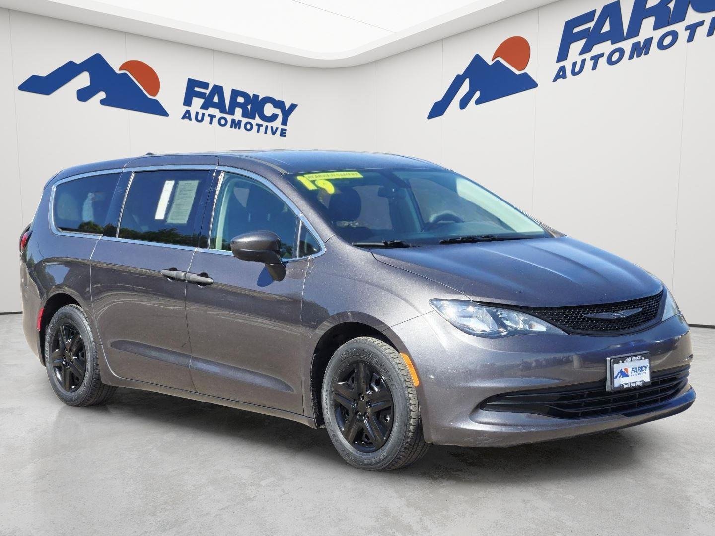 Used 2019 Granite Crystal Metallic Clearcoat Chrysler L image 3