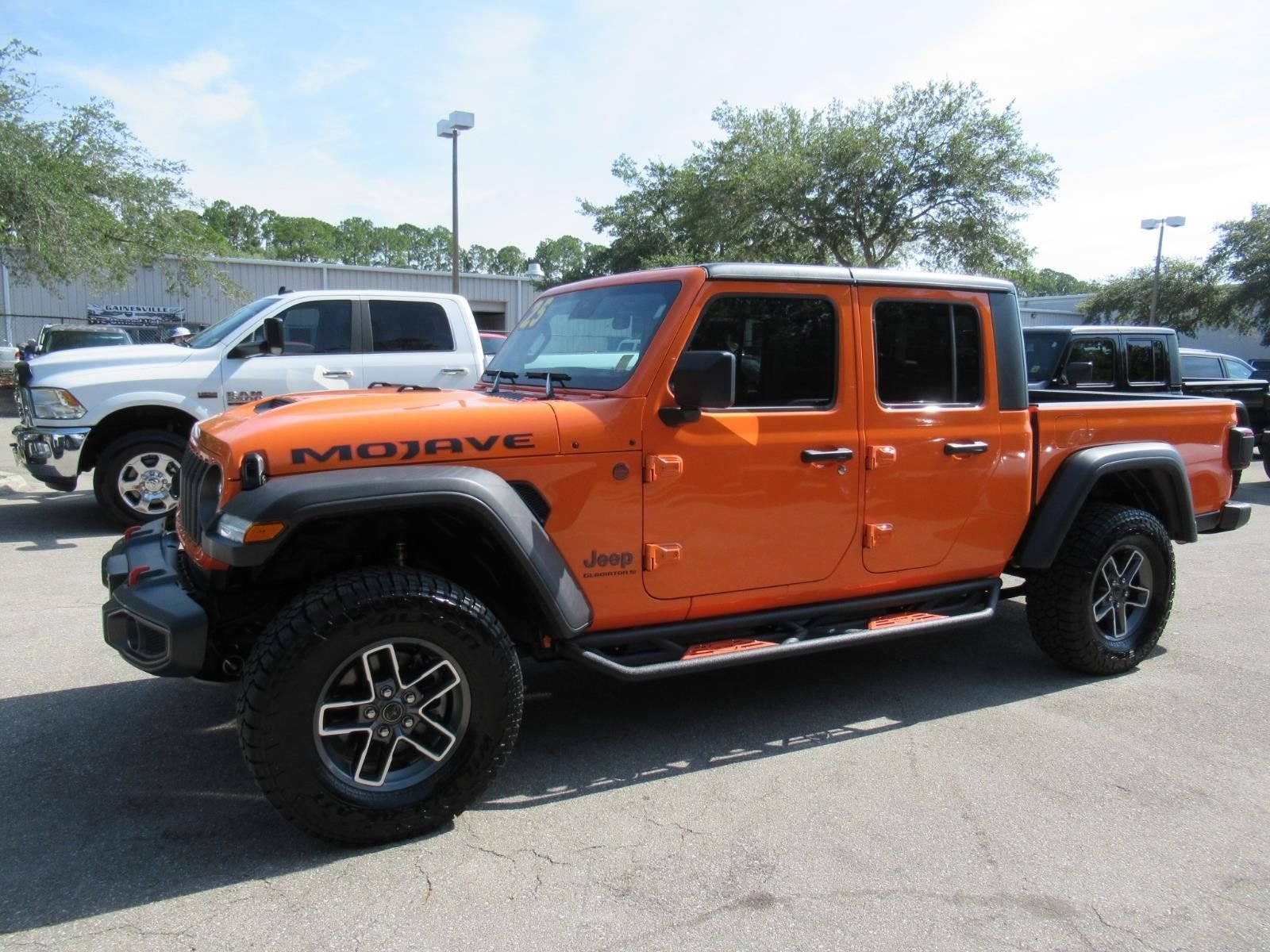 Used 2025  Jeep Mojave image 5