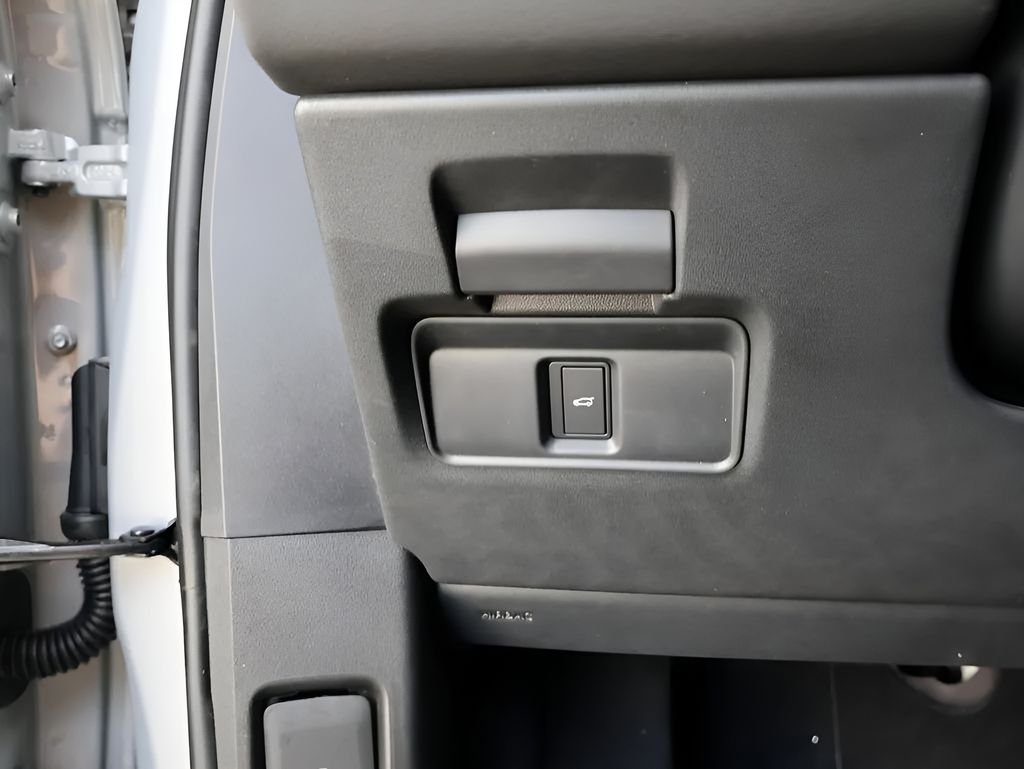 New 2026 Seoul Pearl Silver Land Rover Dynamic image 33