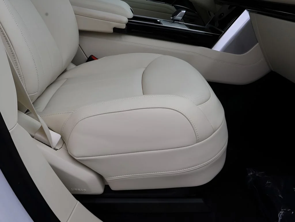 New 2026 Ostuni Pearl Wht Prem Met Land Rover Autobiography image 10