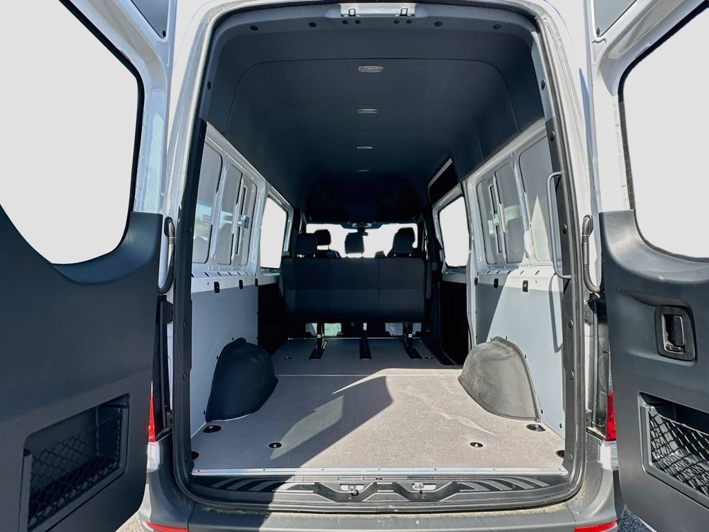 New 2026 Arctic+White Mercedes-Benz Crew 144 WB image 57
