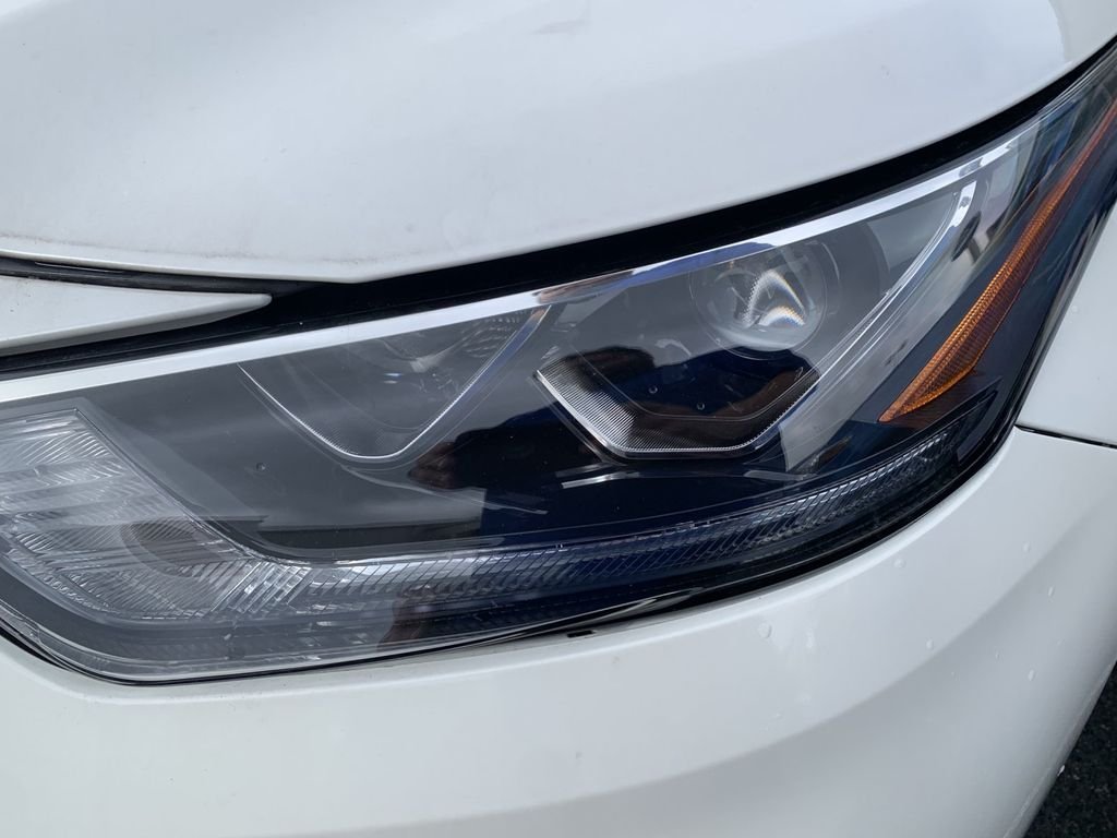 Used 2020 White Toyota XLE image 8