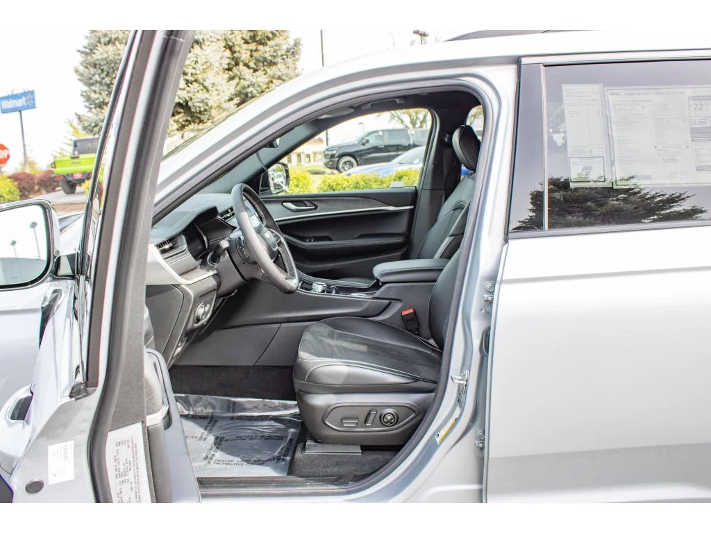 New 2026 SILVER ZYNITH Jeep Laredo Altitude image 31