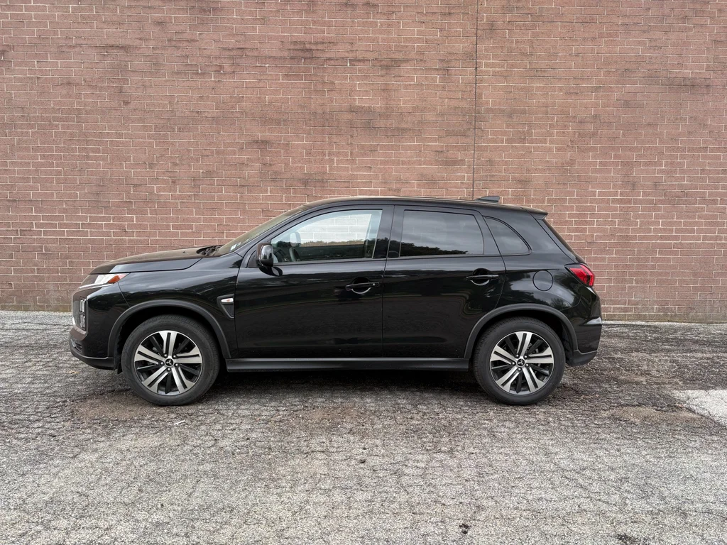 Used 2025 Labrador Black Pearl Mitsubishi ES image 2