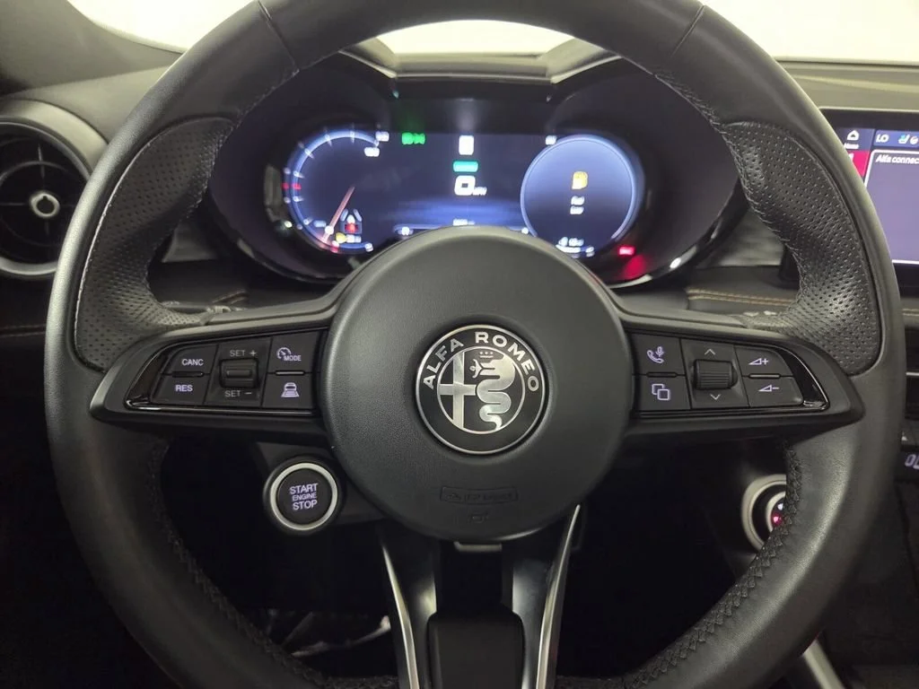 Used 2025 Milano White Alfa Romeo Base image 17