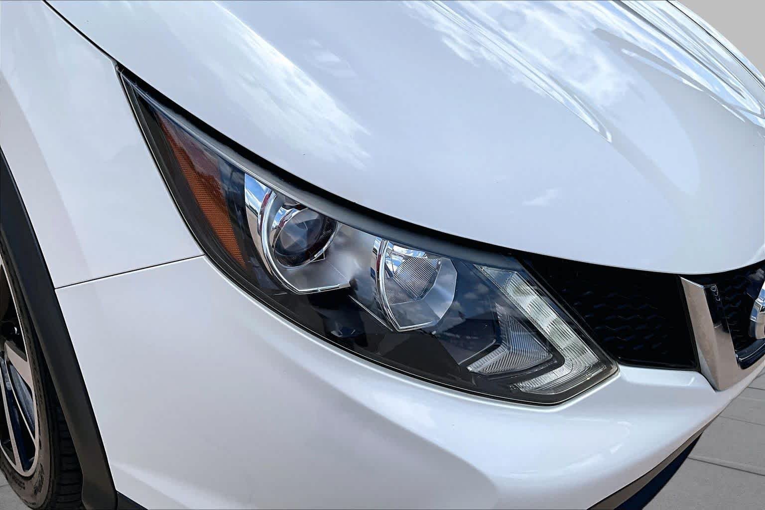 Used 2017 Pearl White Nissan SL image 26