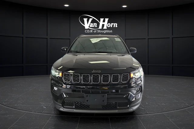 New 2026 Diamond Black Crystal Pearl-Coat Exterior Paint Jeep Latitude image 2