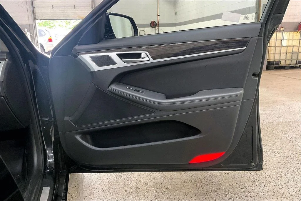 Used 2015 Black Hyundai 3.8 image 24