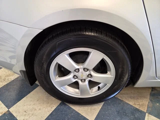 Used 2016 SILVER ICE METALLIC Chevrolet LT image 16