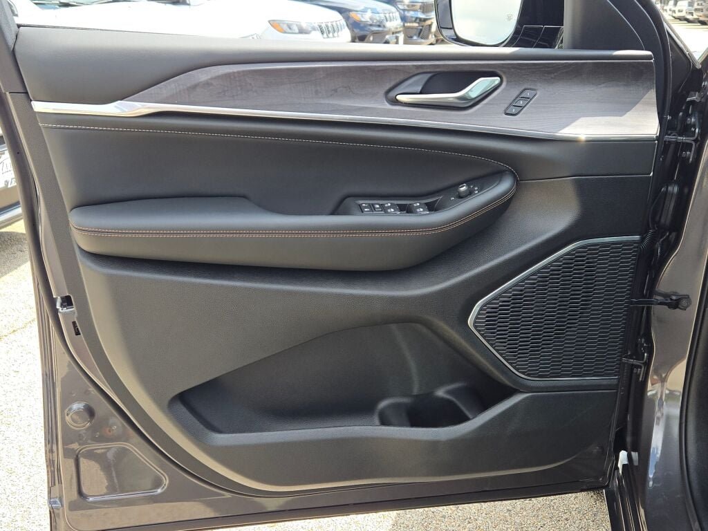 2025 Jeep Grand Cherokee L Overland - Photo 23