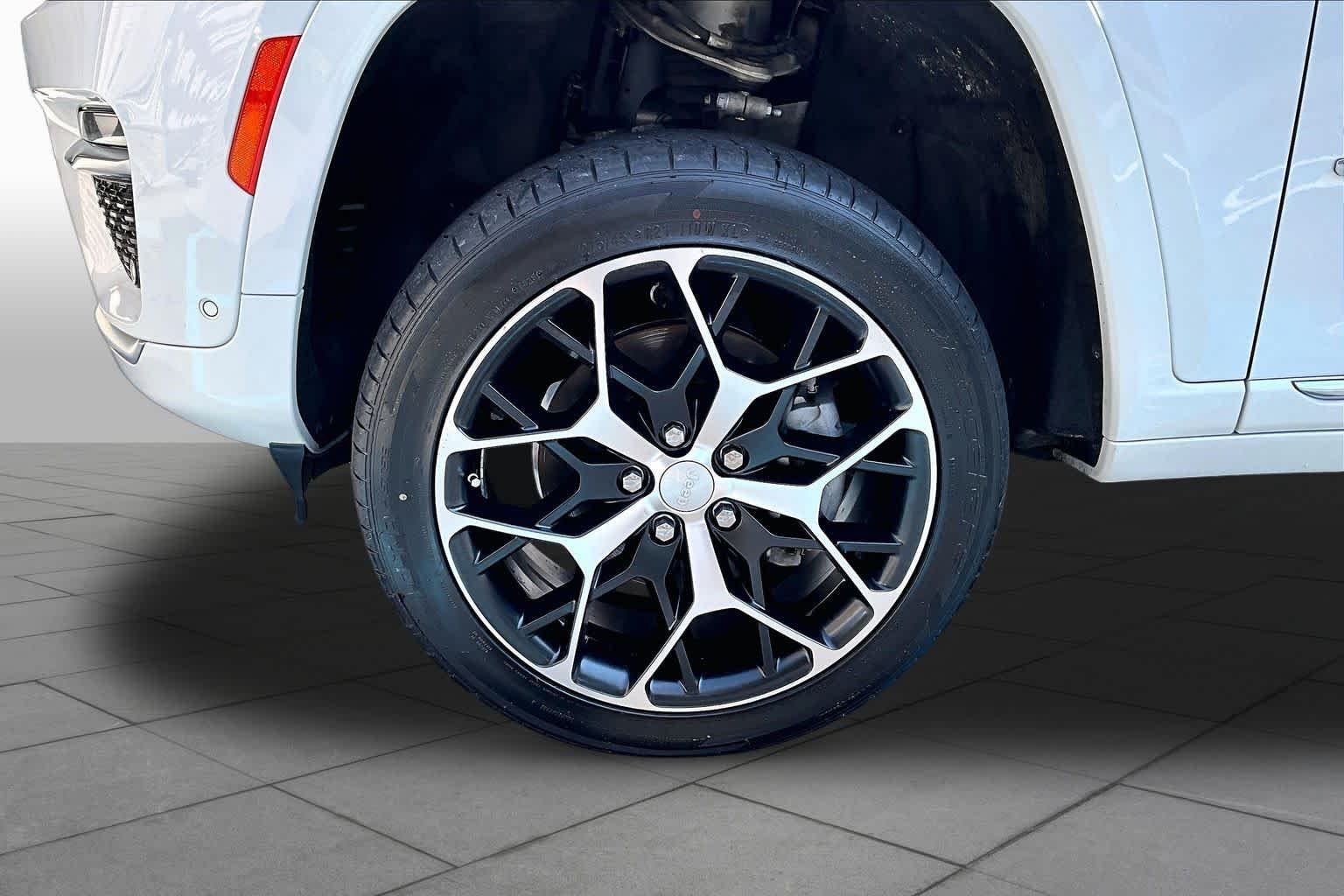 Used 2022 Bright White Clearcoat Jeep Summit image 11