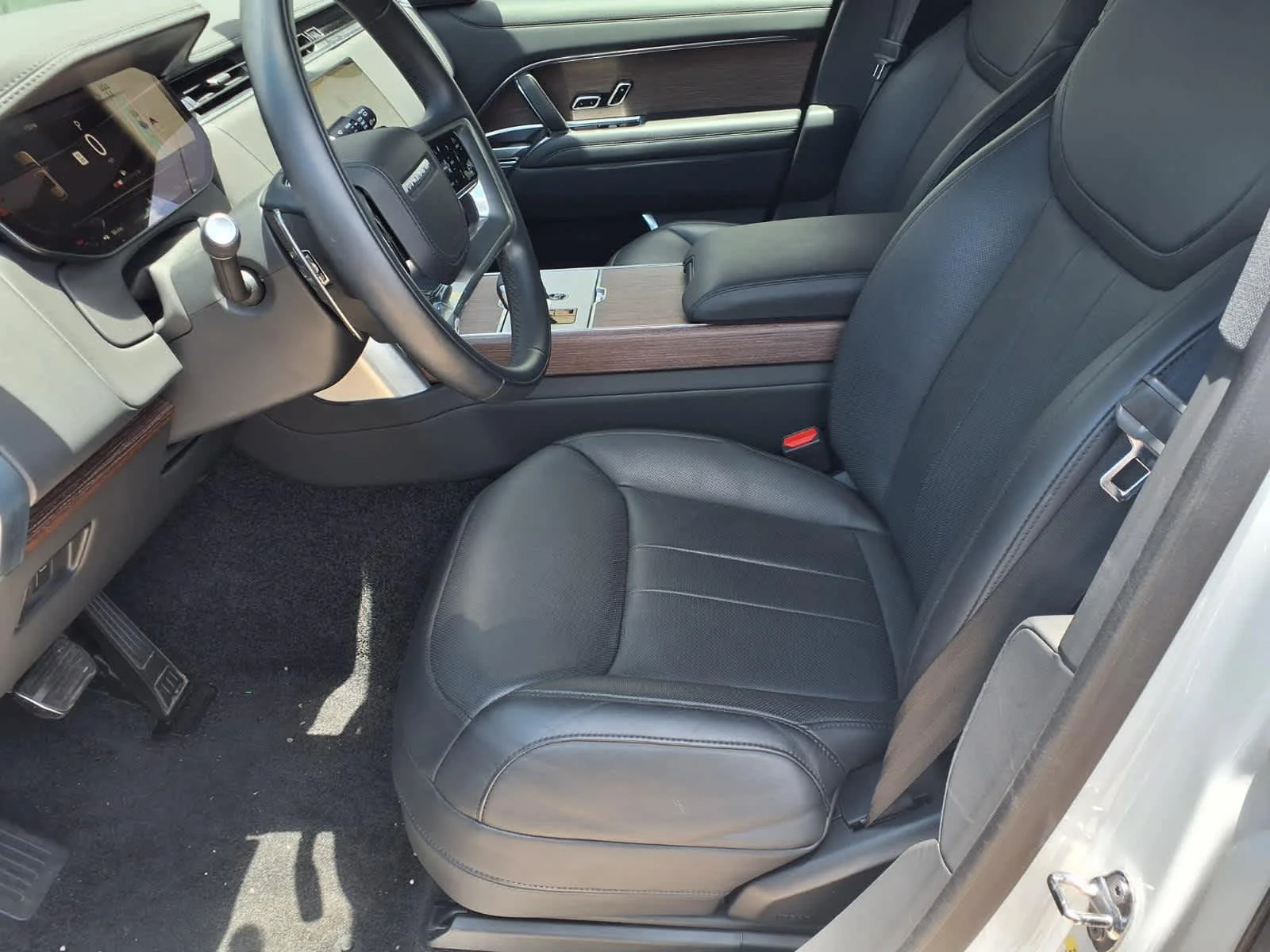 Used 2025 Fuji White Land Rover SE image 11