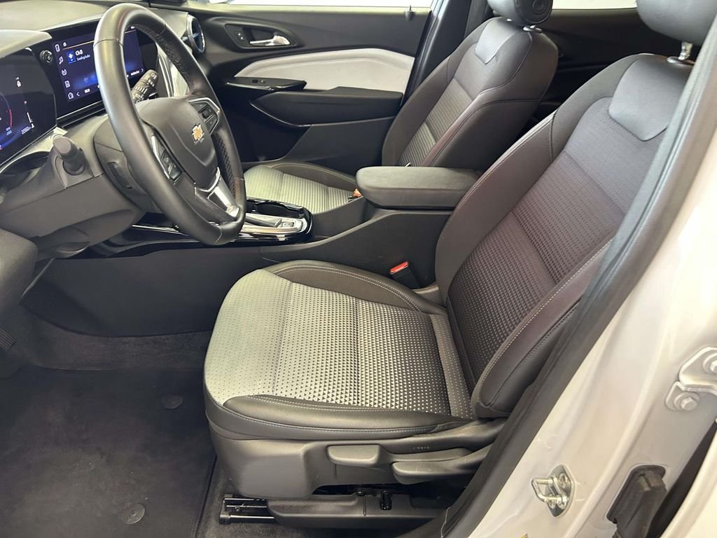 Used 2025 White Chevrolet LT image 15