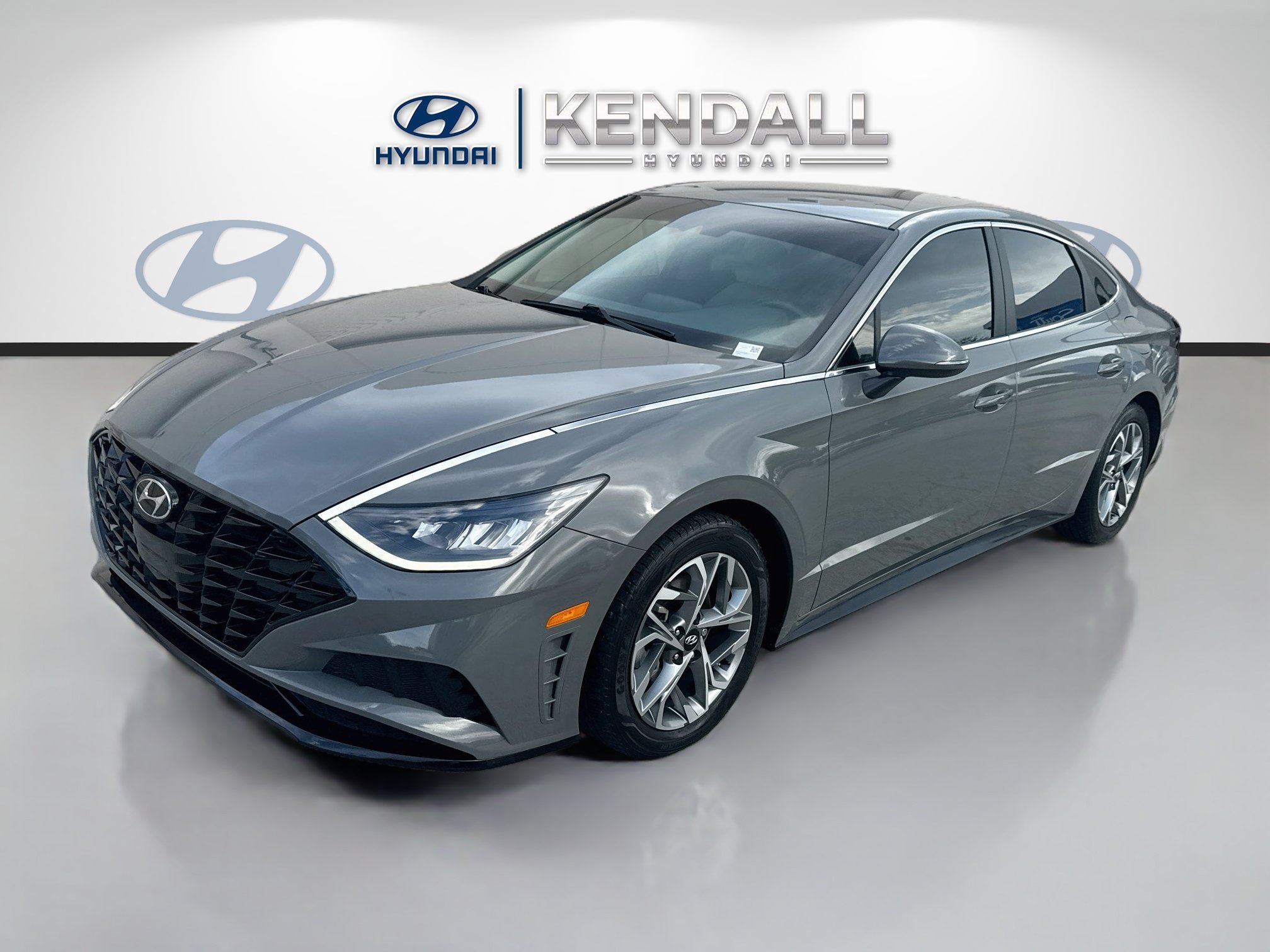Used 2023 Hampton Gray Hyundai SEL image 3