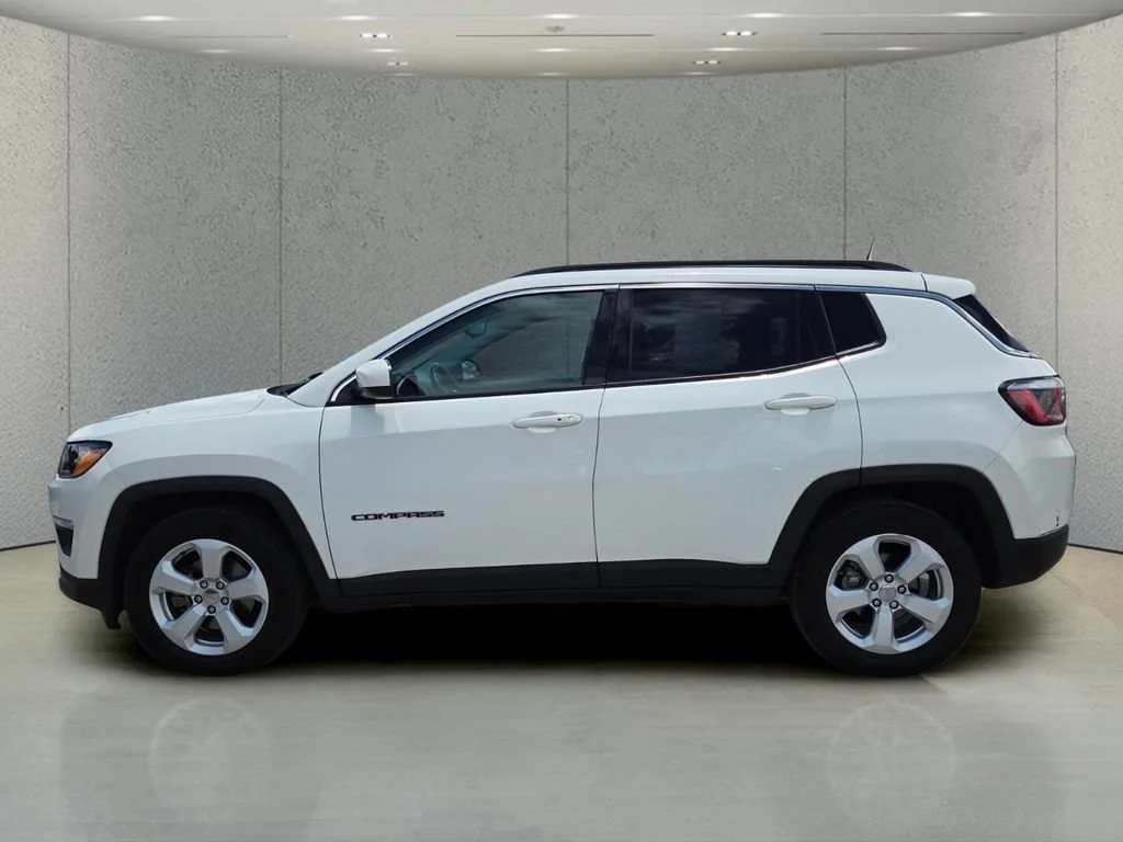 Used 2019 White Clearcoat Jeep Latitude image 9