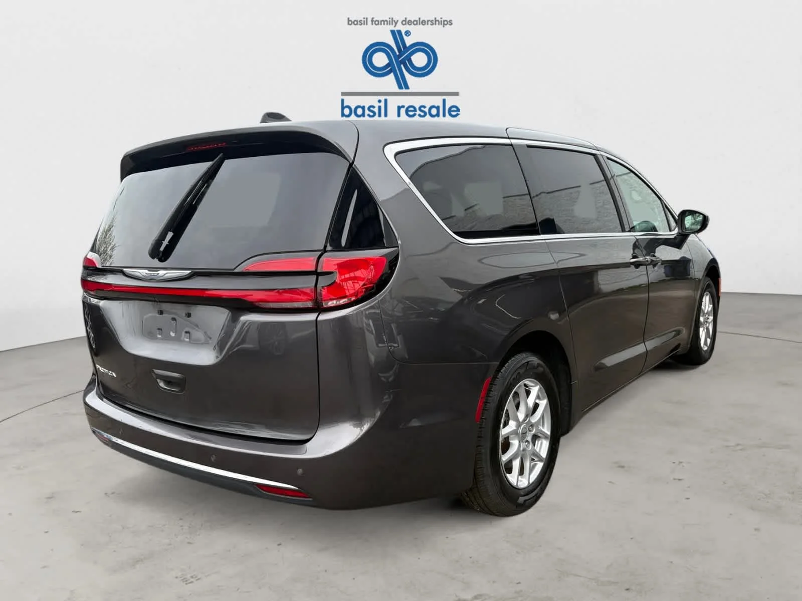 Used 2023 Granite Crystal Metallic Clearcoat Chrysler Touring L image 7