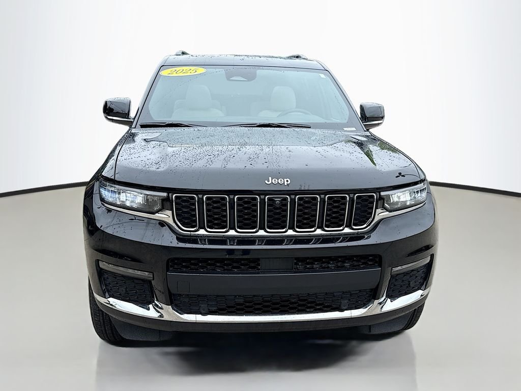 Used 2025 Diamond Black Crystal Pearlcoat Jeep Limited image 2