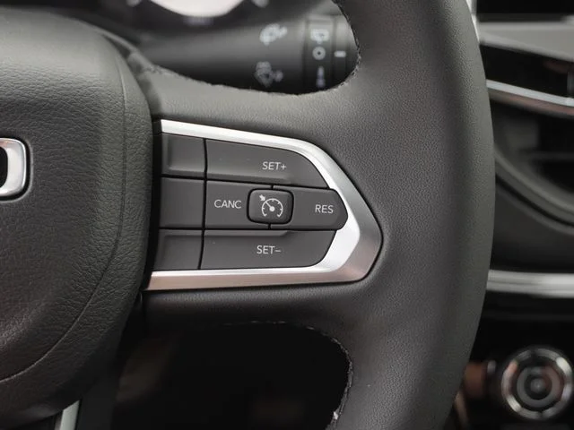 New 2026 Diamond Black Crystal Pearl-Coat Exterior Paint Jeep Latitude image 26