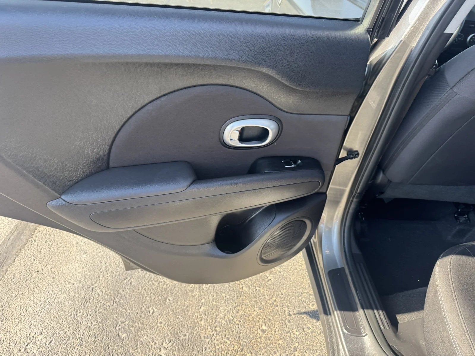 Used 2019 grey Kia Base image 22