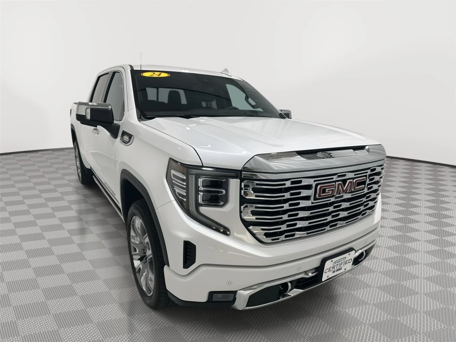 Used 2024 White Frost Tricoat GMC Denali image 7