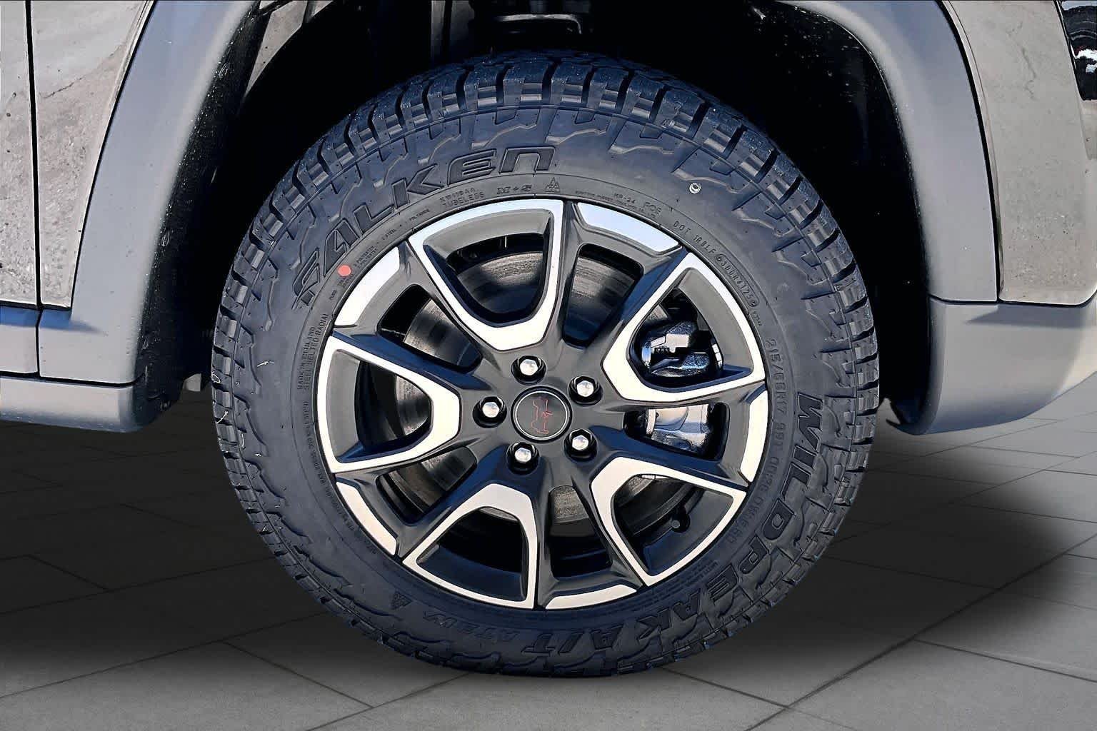 New 2026 Diamond Black Crystal Pearl-Coat Exterior Paint Jeep Trailhawk image 12