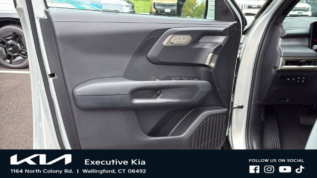 New 2027 Ivory Silver Kia S image 9