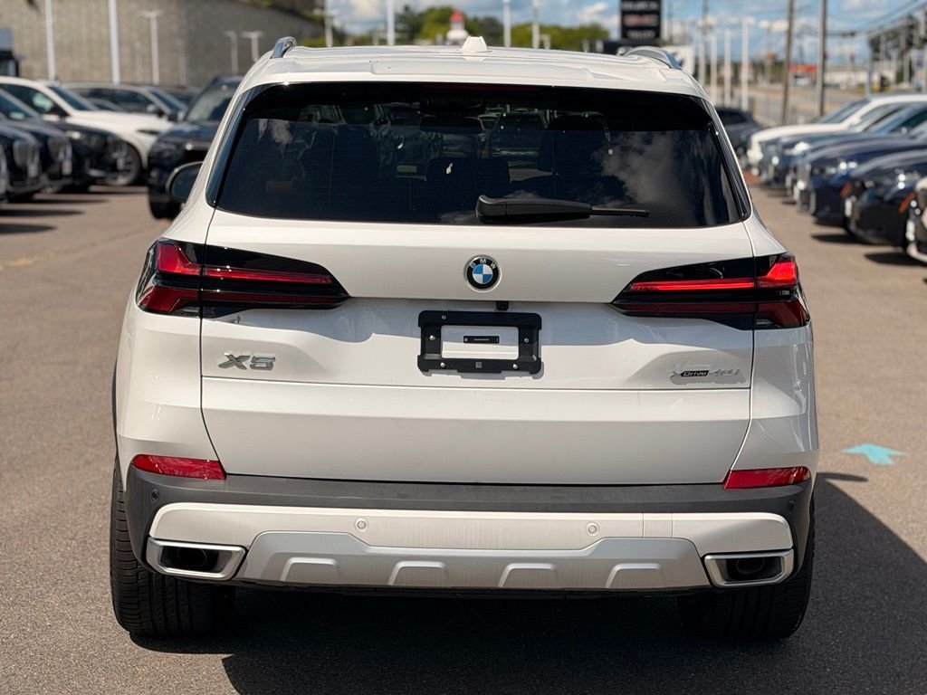 New 2026 Mineral White Metallic BMW xDrive40i image 4