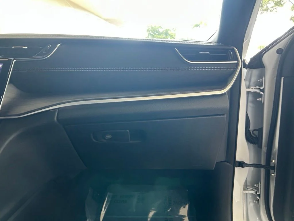 Used 2024 White Jeep Limited image 23