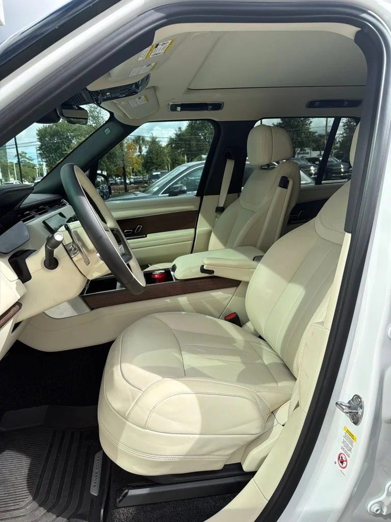 Used 2025  Land Rover SE image 3