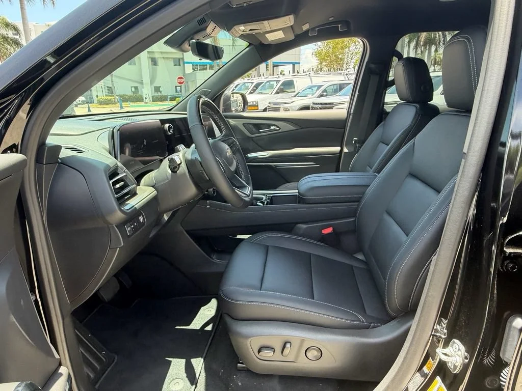 New 2026 Mosaic Black Metallic Chevrolet LT image 5