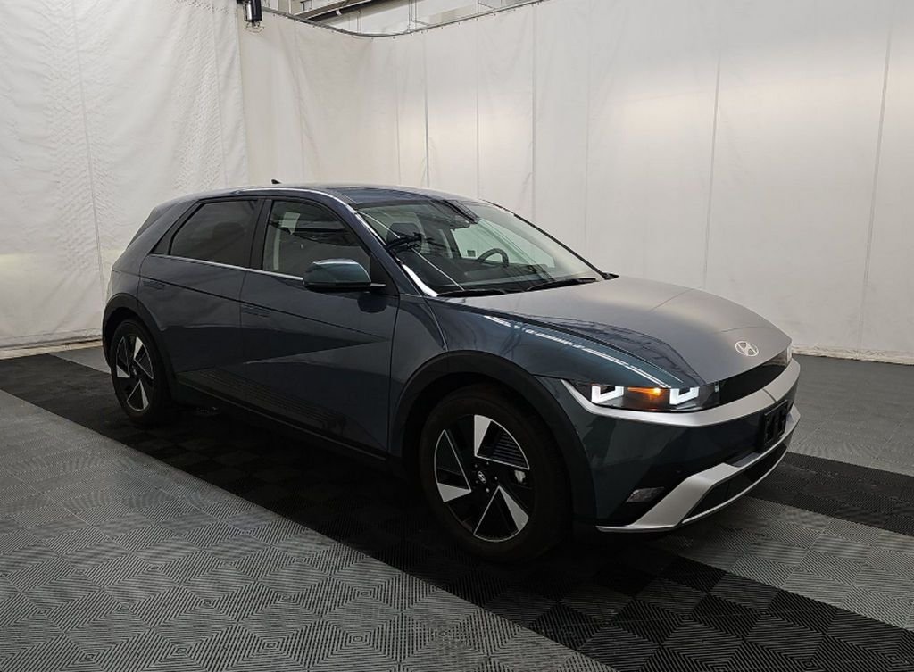 Used 2025 Green Hyundai SE image 2
