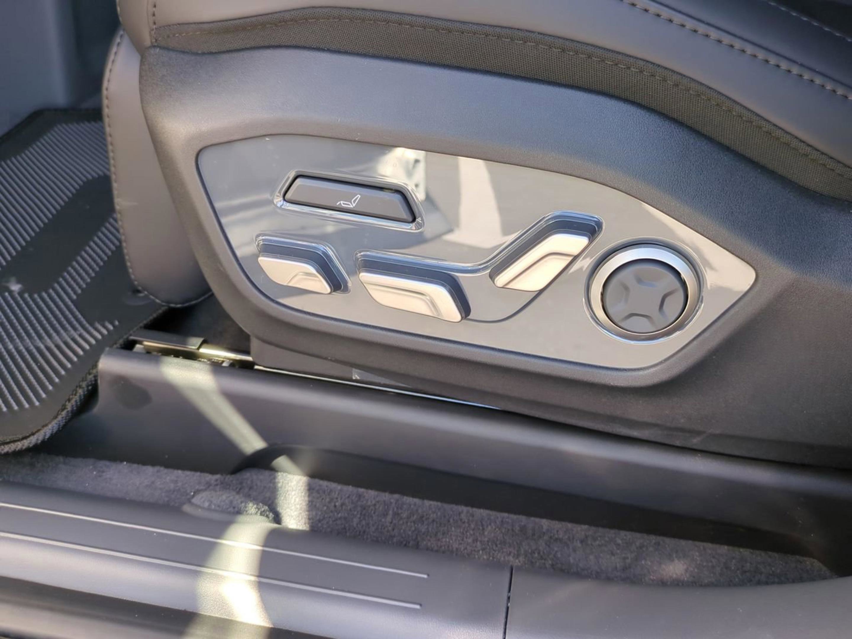 New 2026 Glacial White Pearl Kia Land AWD image 19