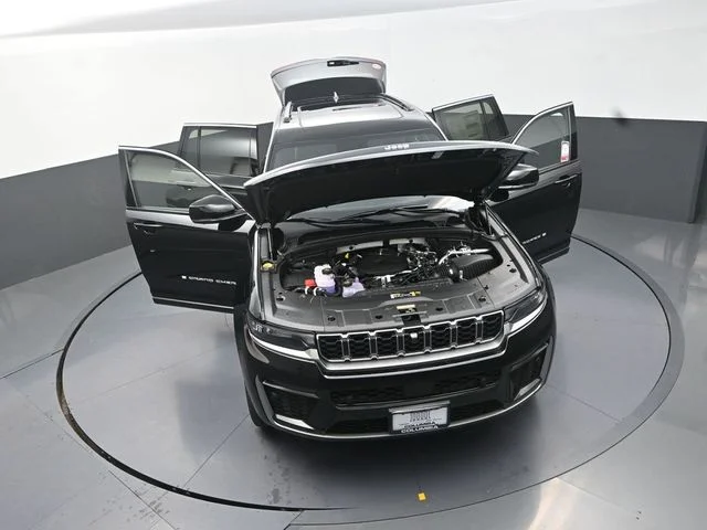 New 2026 Diamond Black Crystal Pearlcoat Jeep Limited image 30