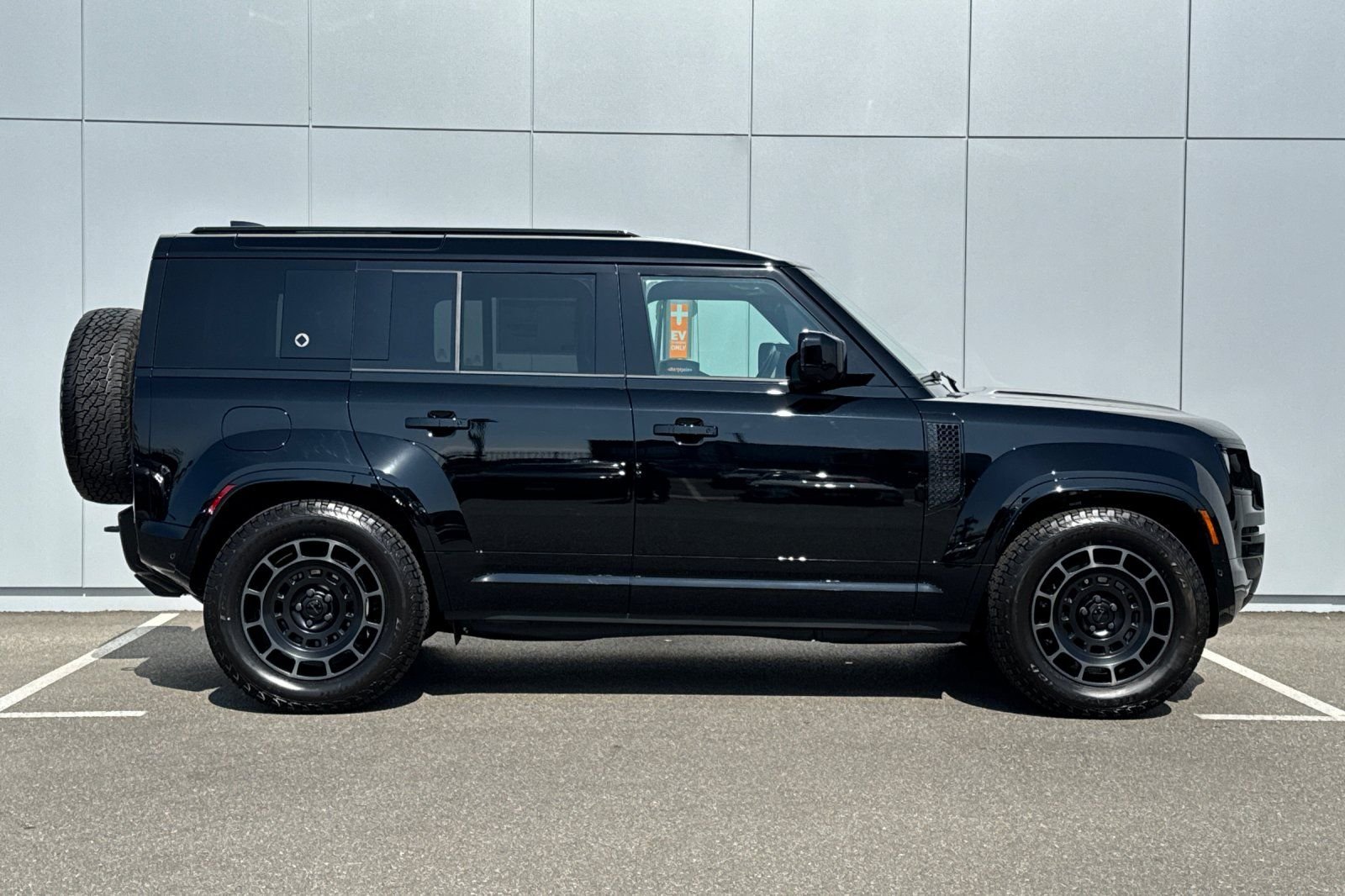 2026 Land Rover Defender OCTA Black - Photo 6