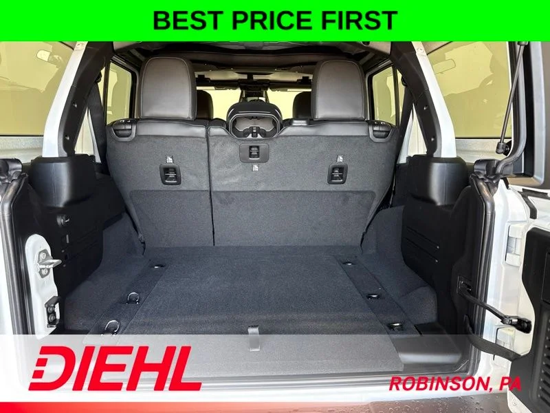 New 2026 Bright White Clear-Coat Exterior Paint Jeep Rubicon image 10
