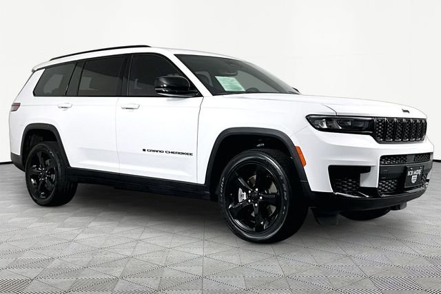 Used 2023 White Jeep Altitude image 3