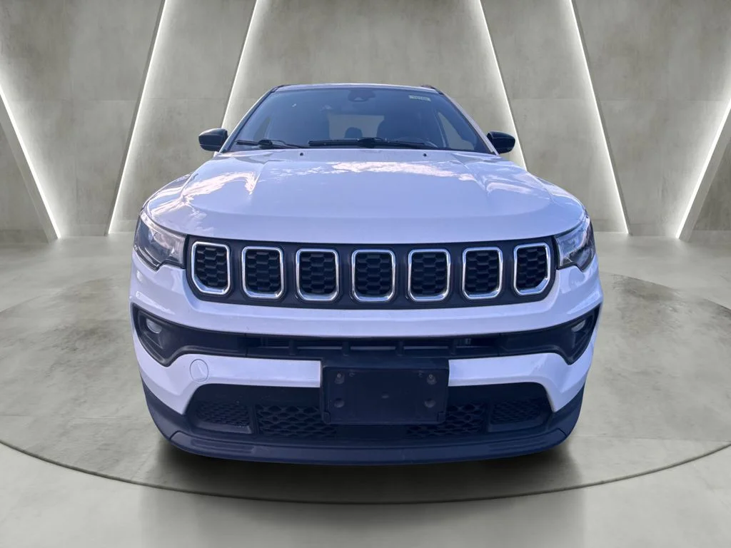 Used 2024 White Jeep Latitude image 8
