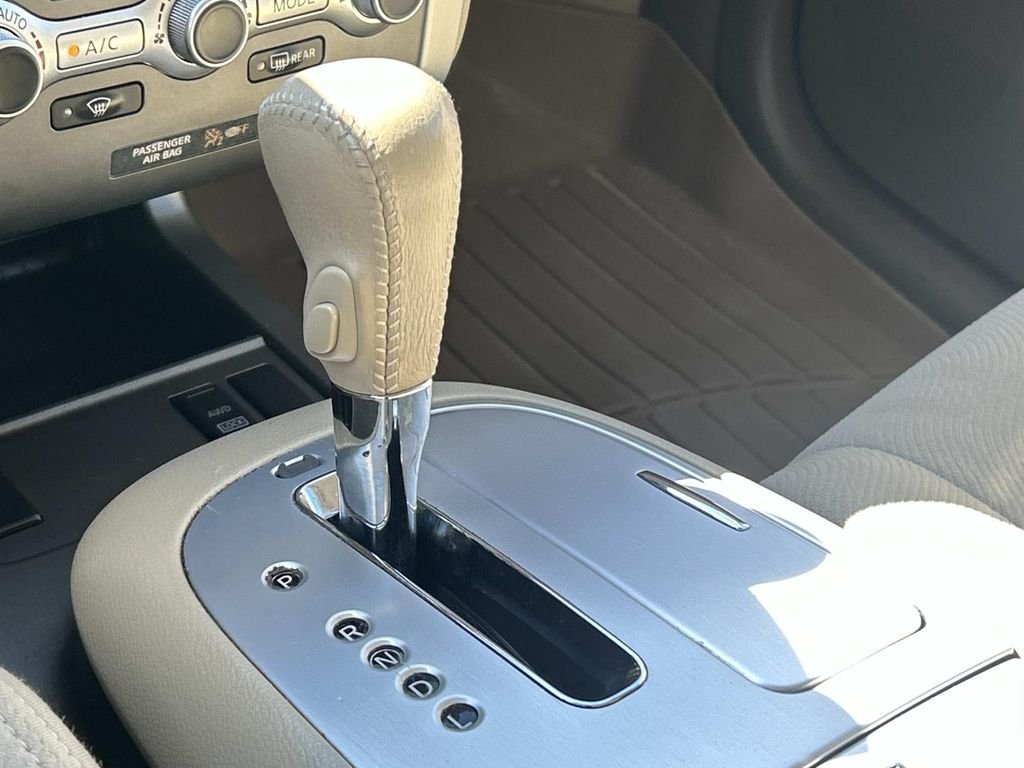 Used 2014 White Nissan SV image 29