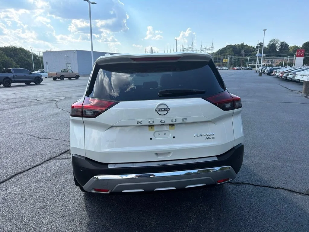 Used 2023 White Nissan Platinum image 7