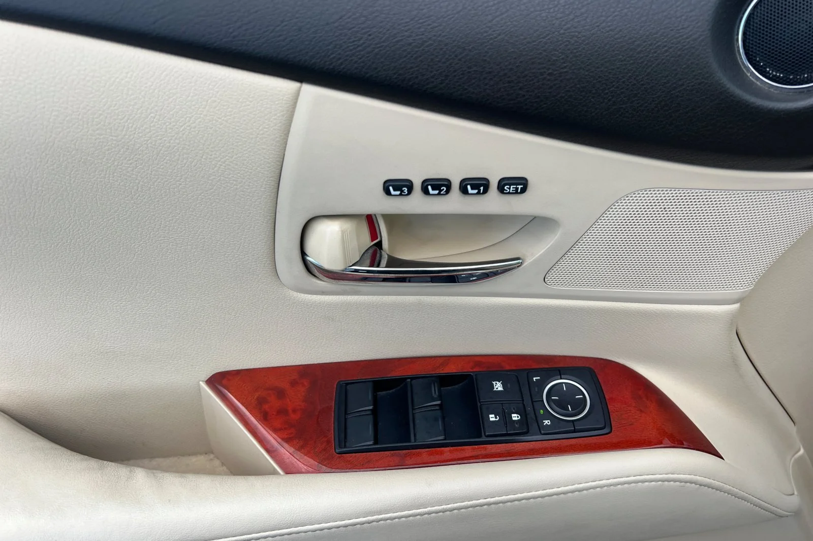 Used 2011 Starfire Pearl Lexus 4DR AWD image 10