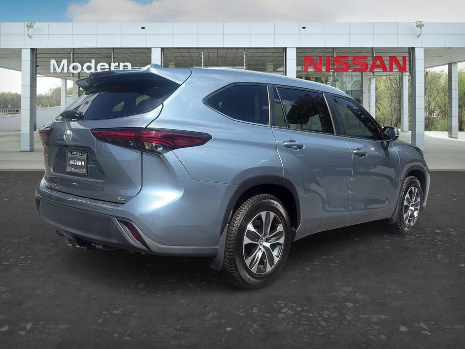 Used 2023 Moon Dust Toyota XLE image 27