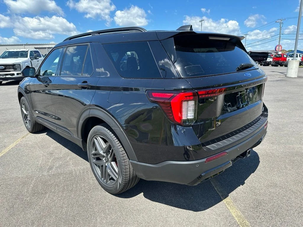 New 2026 Agate Black Metallic Ford ST-Line image 4