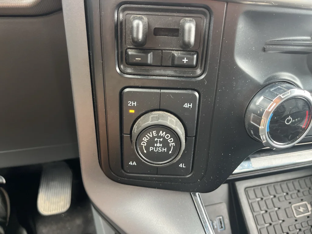 Used 2024 Antimatter Blue Metallic Ford LARIAT image 34