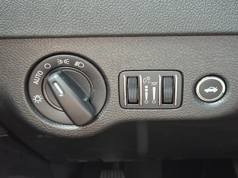 Certified Used 2023 White DODGE SXT RWD image 29
