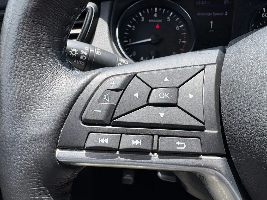 Used 2018 Silver Nissan SL image 29