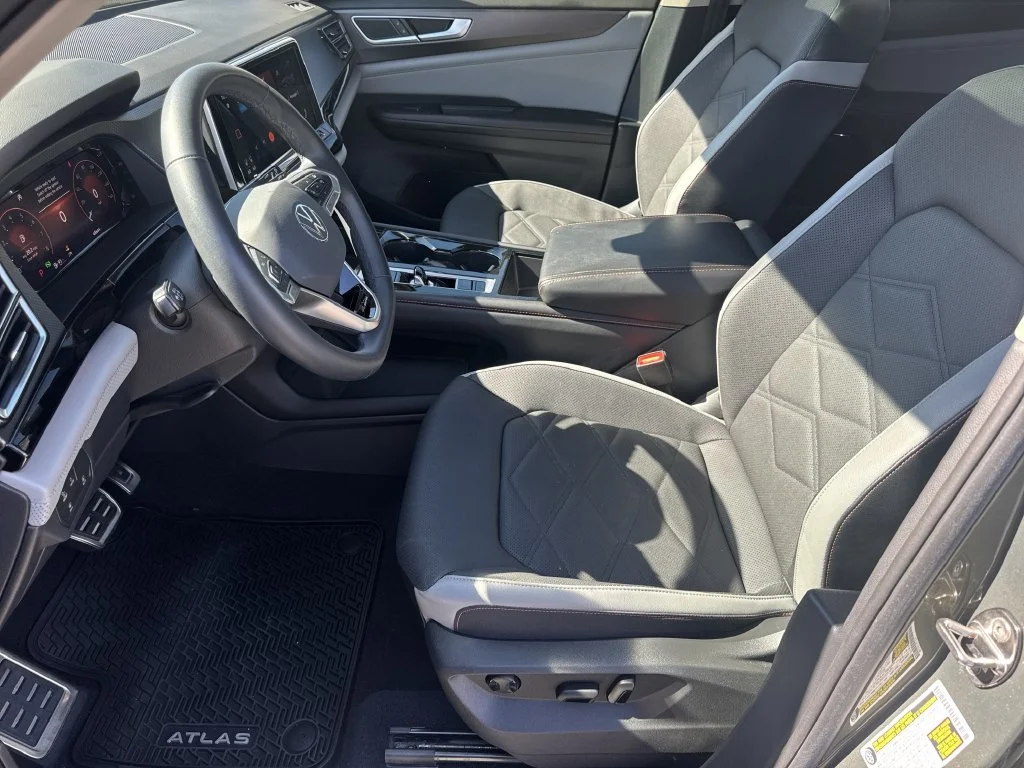 Used 2024  Volkswagen 2.0T Peak Edition SE w/Technology image 9
