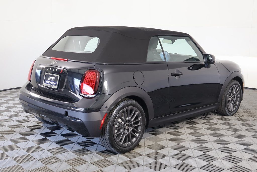 New 2026 Black MINI Signature Plus image 2