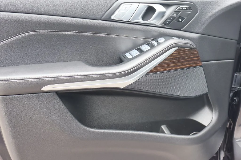 Used 2021 Gray BMW xDrive40i image 9