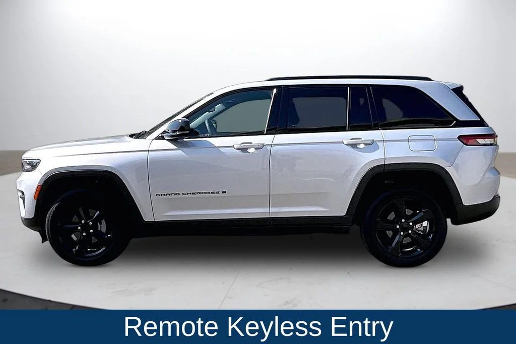 Certified Used 2023 Silver Jeep Altitude X image 5